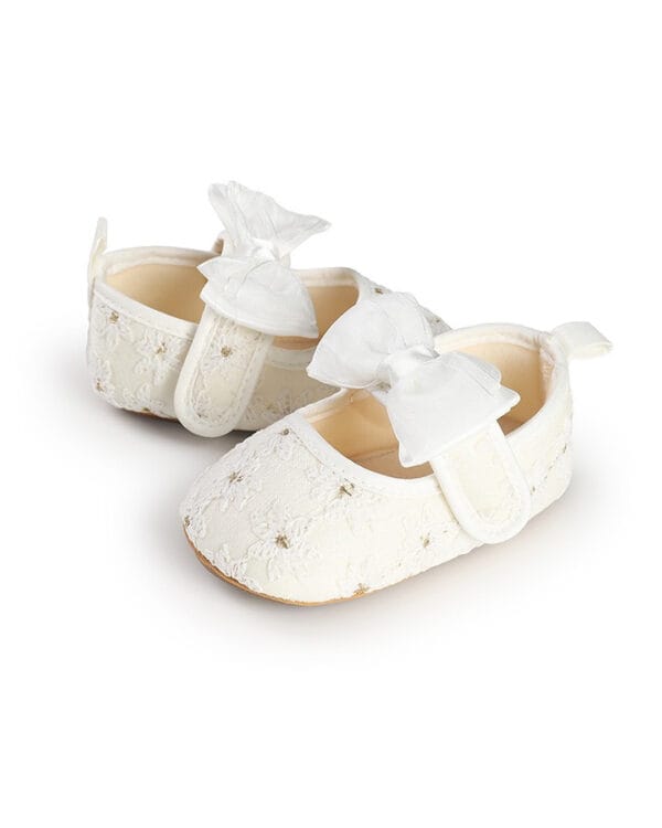 Μπαλαρίνες αγκαλιάς λευκές με κεντημένα λουλουδάκια - Image 3