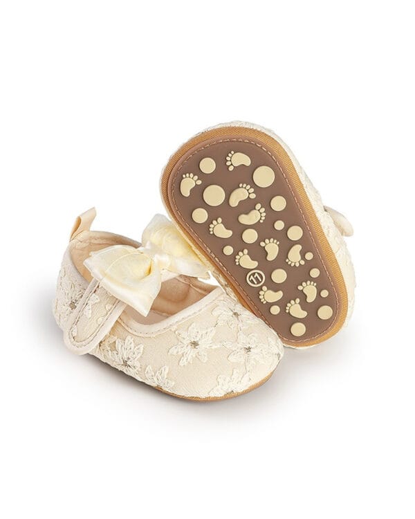 Μπαλαρίνες αγκαλιάς εκρού με κεντημένα λουλουδάκια