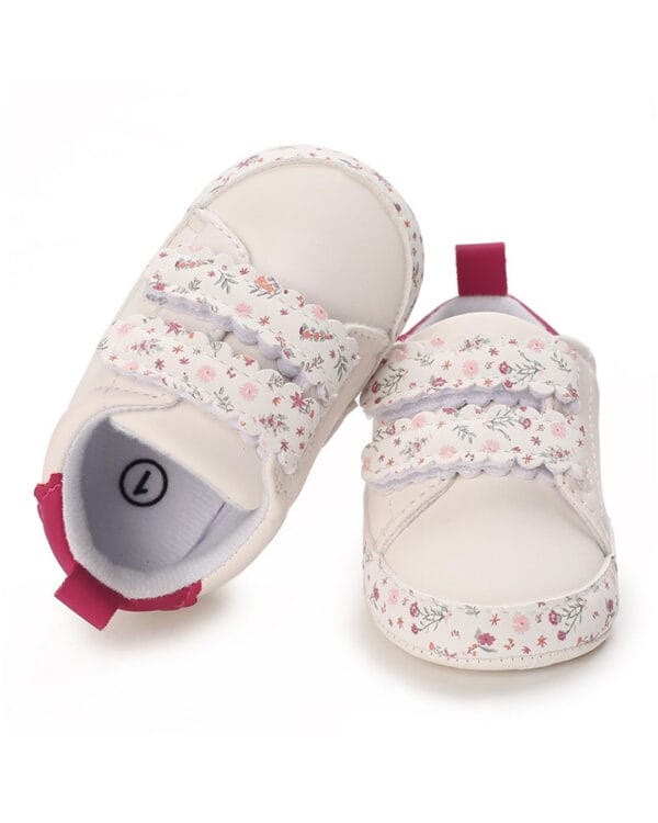 Παπούτσια αγκαλιάς λευκά sneakers με λουλουδάκια - Image 3