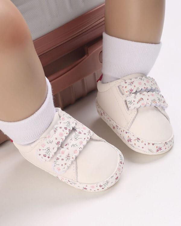 Παπούτσια αγκαλιάς λευκά sneakers με λουλουδάκια - Image 2