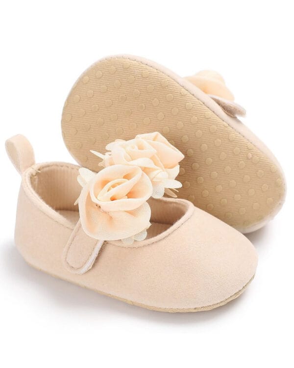 Μπαλαρίνες αγκαλιάς εκρού σουέτ με 3D λουλούδια - Image 2