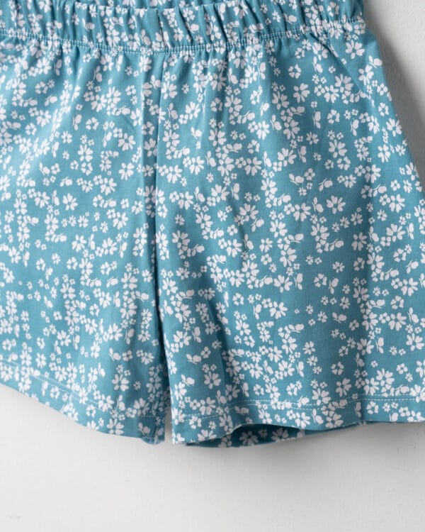 Παιδικό σετ λευκό-μπλε με σορτς floral - Image 3