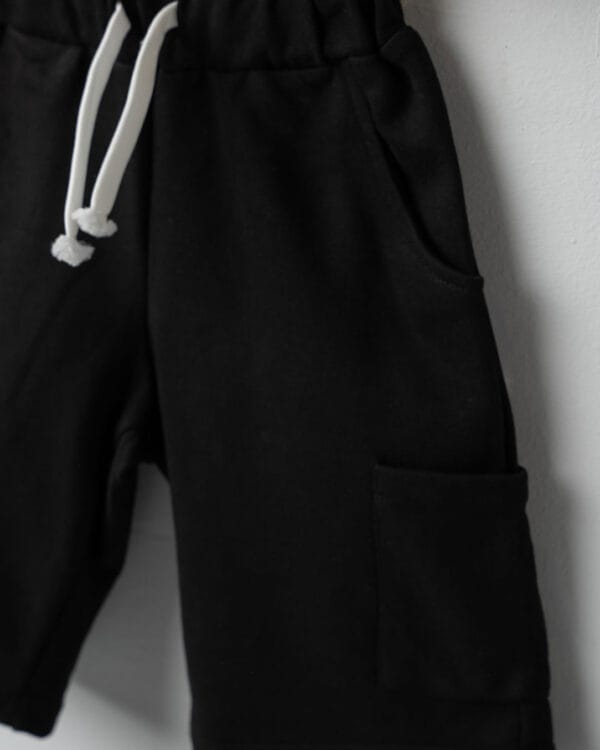 Παιδικό σετ μπεζ-μαύρο με σορτς - Image 3