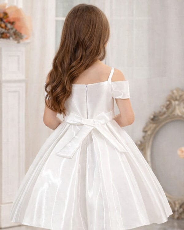 Παιδικό φόρεμα λευκό σατινέ off shoulder - Image 2