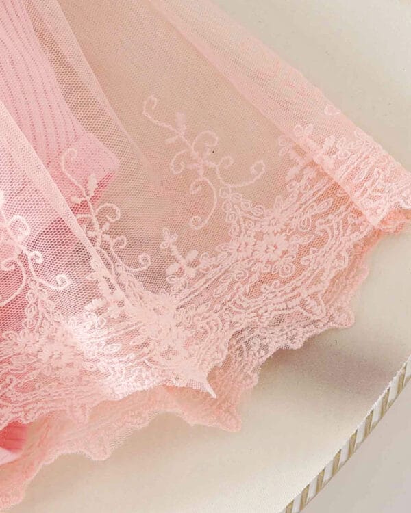 Βρεφικό κορμάκι-φόρεμα ροζ με τούλι, δαντέλα και κορδέλα - Image 5