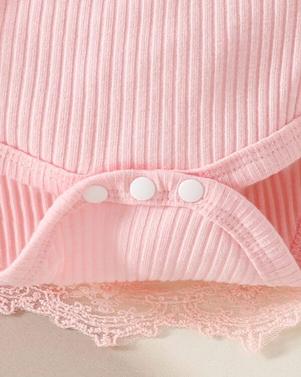 Βρεφικό κορμάκι-φόρεμα ροζ με τούλι, δαντέλα και κορδέλα - Image 4