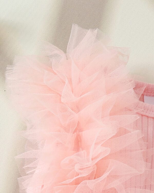 Βρεφικό κορμάκι-φόρεμα ροζ με τούλι, δαντέλα και κορδέλα - Image 2