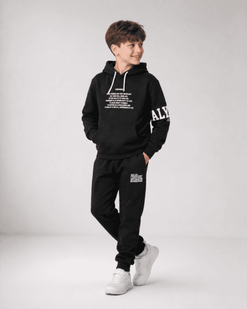 Παιδικό σετ φόρμας fleece μαύρο με ανάγλυφο τύπωμα - Image 2